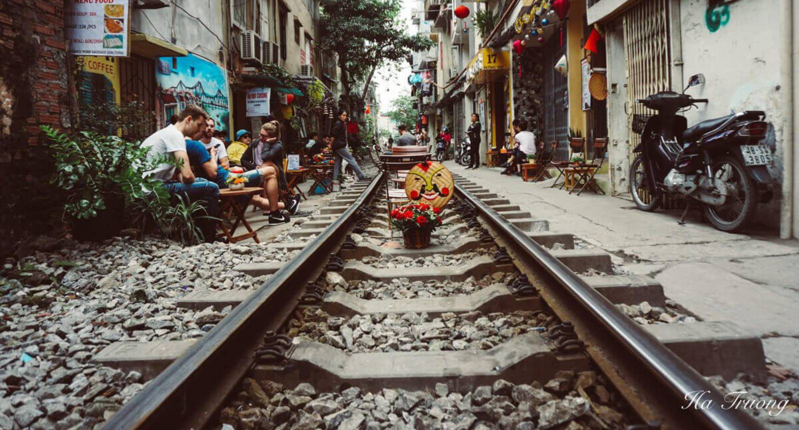 HANOI TRAIN STREET