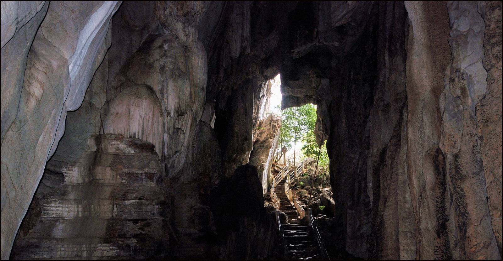 Prasart Phnom Ngok - The Hindu Cave Temple