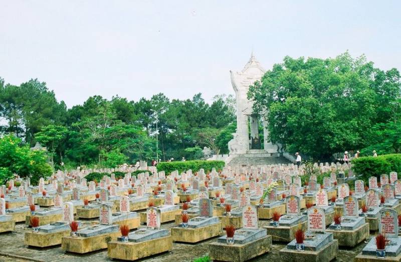 Hang Duong Cemetery - Con Dao Tours