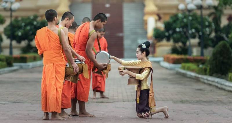 Take part in the daily alms giving ceremony | Ancient OrTake part in the daily alms giving ceremonyient Journeys