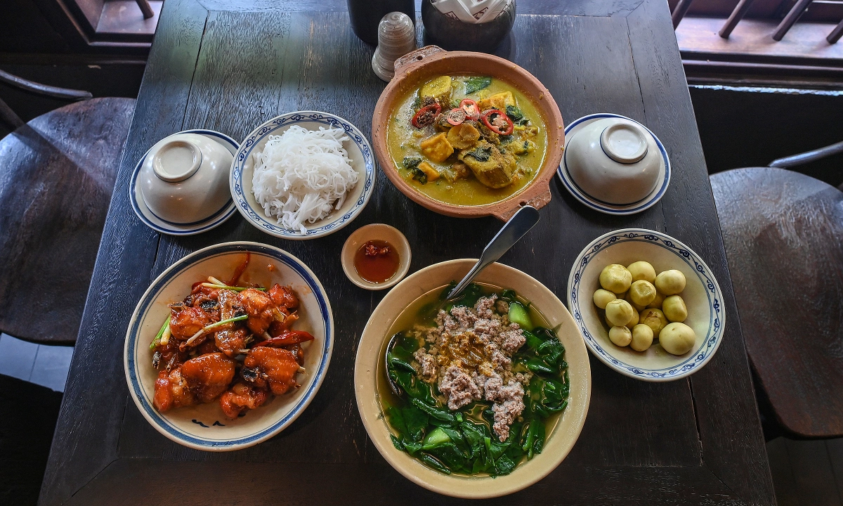 Tầm Vị – Nostalgia on a Traditional Vietnamese Dining Table